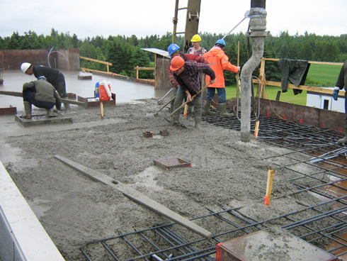 20 juin 2007, ils coulent le toit armé avec le béton.