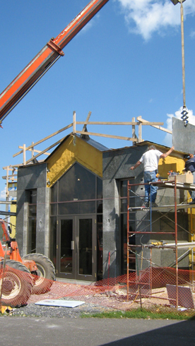 La finition extérieure de la façade en granit.