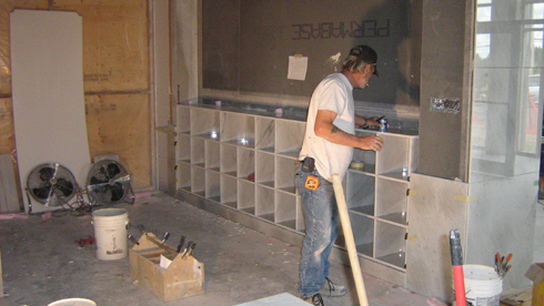 Voici une photo prise à l'intérieur du columbarium le 14 août 2007, la base des habitacles seront soit en aluminium ou encore en marbre.