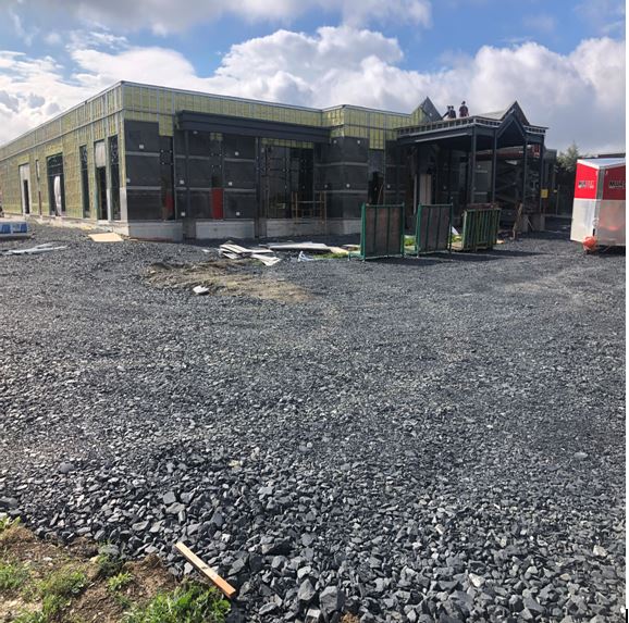 Les panneaux extérieurs de béton léger sont partiellement installés.