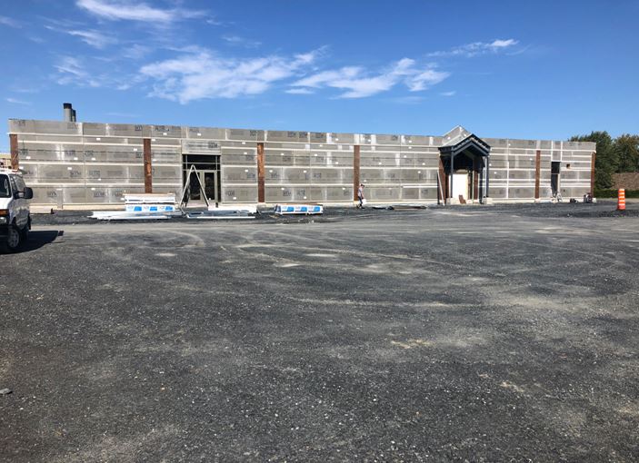 L’installation des panneaux extérieurs de béton léger est terminée.